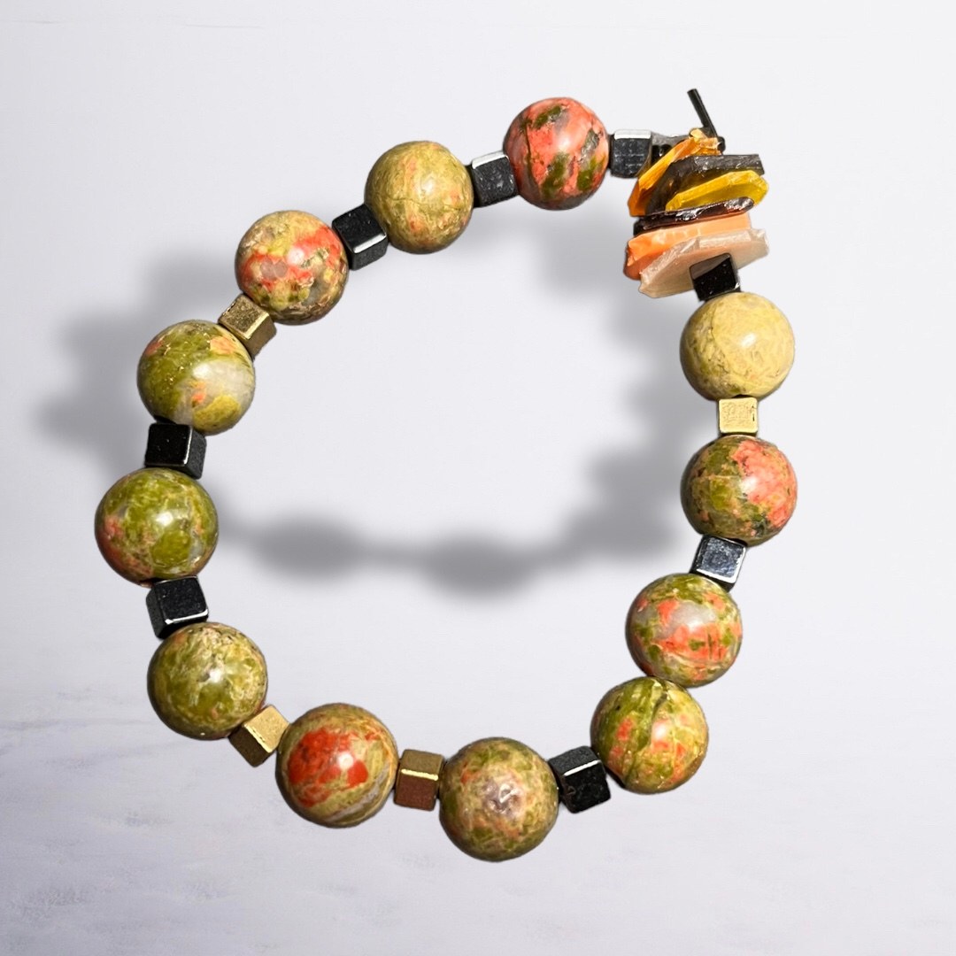 Bracelet with green and coral round beads and metallic spacers