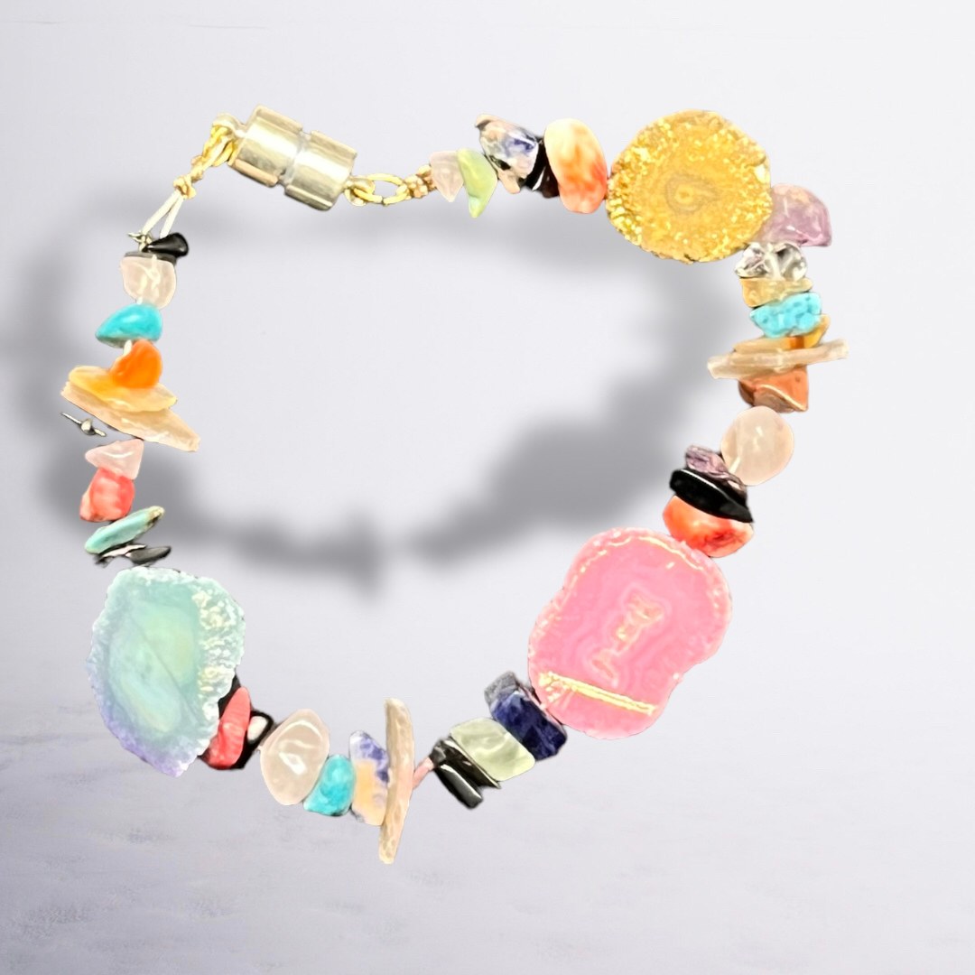 Pastel multicolored bracelet with irregular chips and larger decorative beads